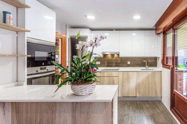 Cocina con flores y encimera en el fondo